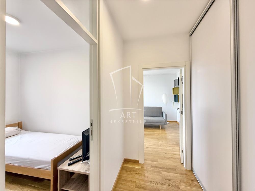 Stan na prodaju u Beogradu, Novi Beograd blok 28 (Potkovica), troiposoban, 72m2, cena 298500 evra