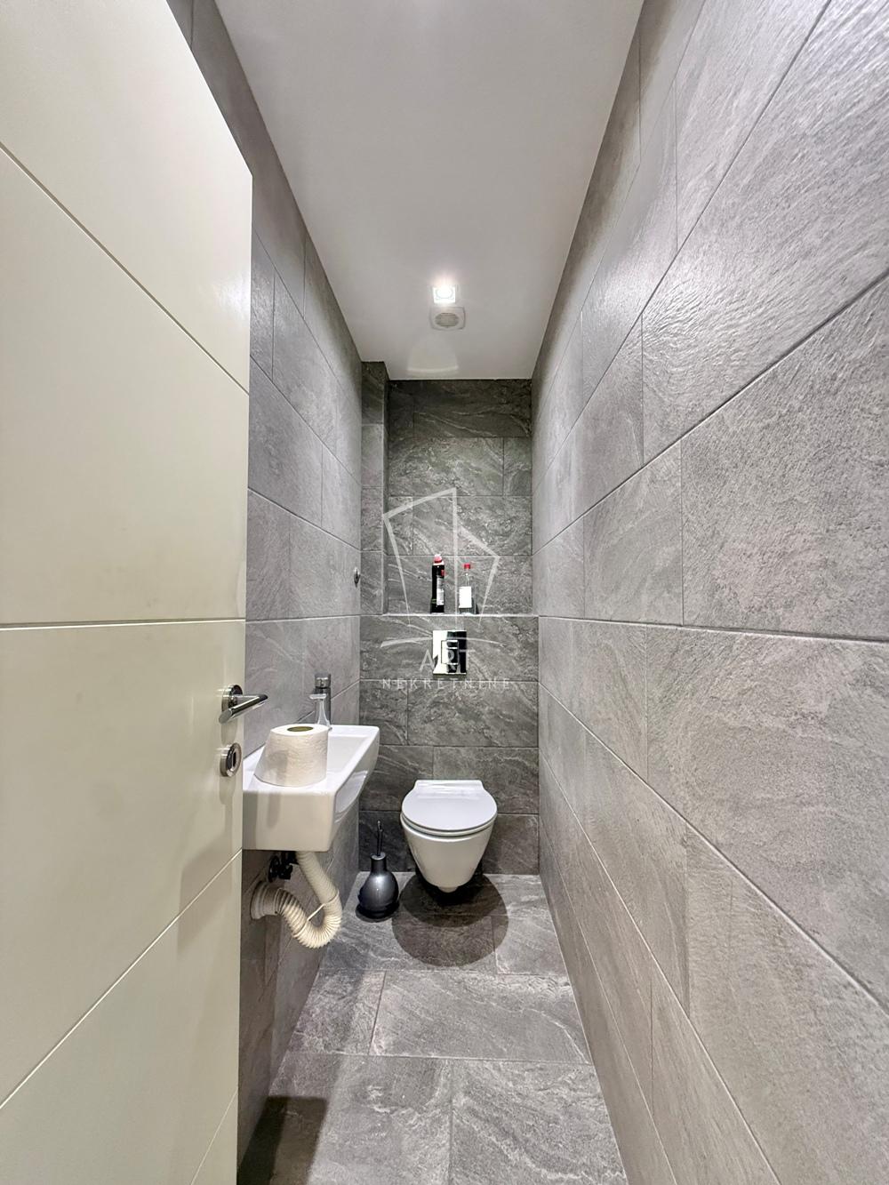 Stan na prodaju u Beogradu, Novi Beograd blok 28 (Potkovica), troiposoban, 72m2, cena 298500 evra
