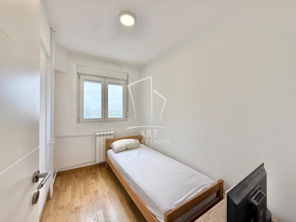 Stan na prodaju u Beogradu, Novi Beograd blok 28 (Potkovica), troiposoban, 72m2, cena 298500 evra