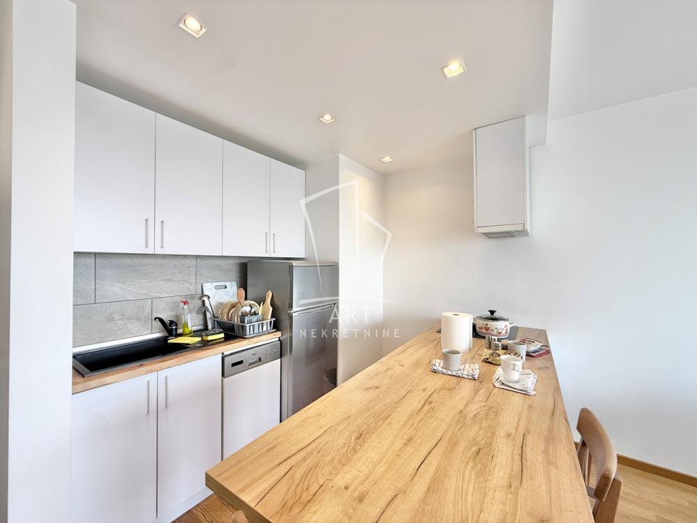 Stan na prodaju u Beogradu, Novi Beograd blok 28 (Potkovica), troiposoban, 72m2, cena 298500 evra
