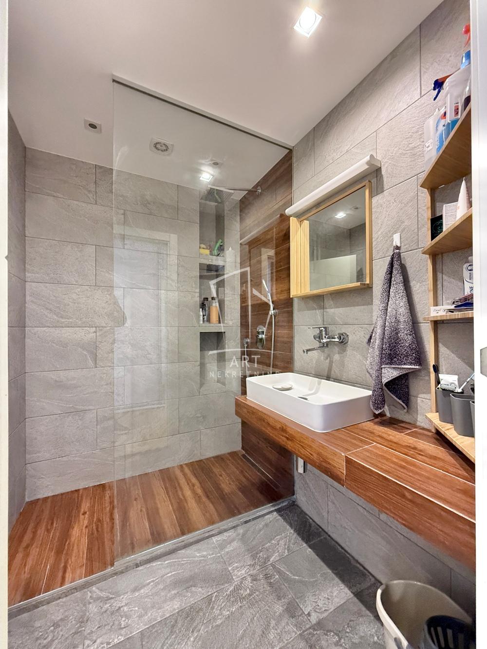 Stan na prodaju u Beogradu, Novi Beograd blok 28 (Potkovica), troiposoban, 72m2, cena 298500 evra