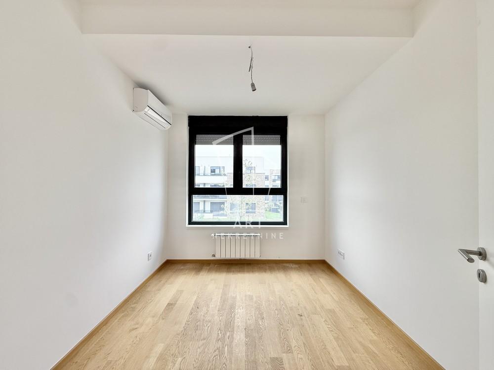 Stan na prodaju u Beogradu, Novi Beograd, cetvorosoban, 95m2, cena 340000 evra