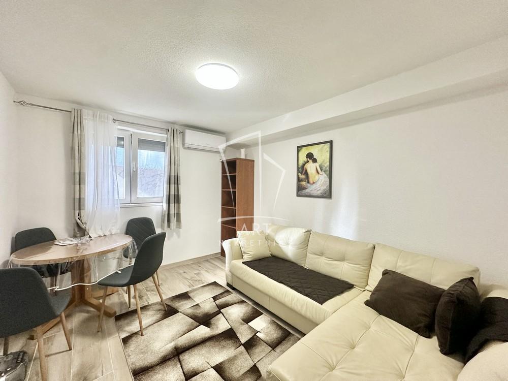 Stan na prodaju u Beogradu, Karaburma, dvoiposoban, 42m2, cena 106000 evra