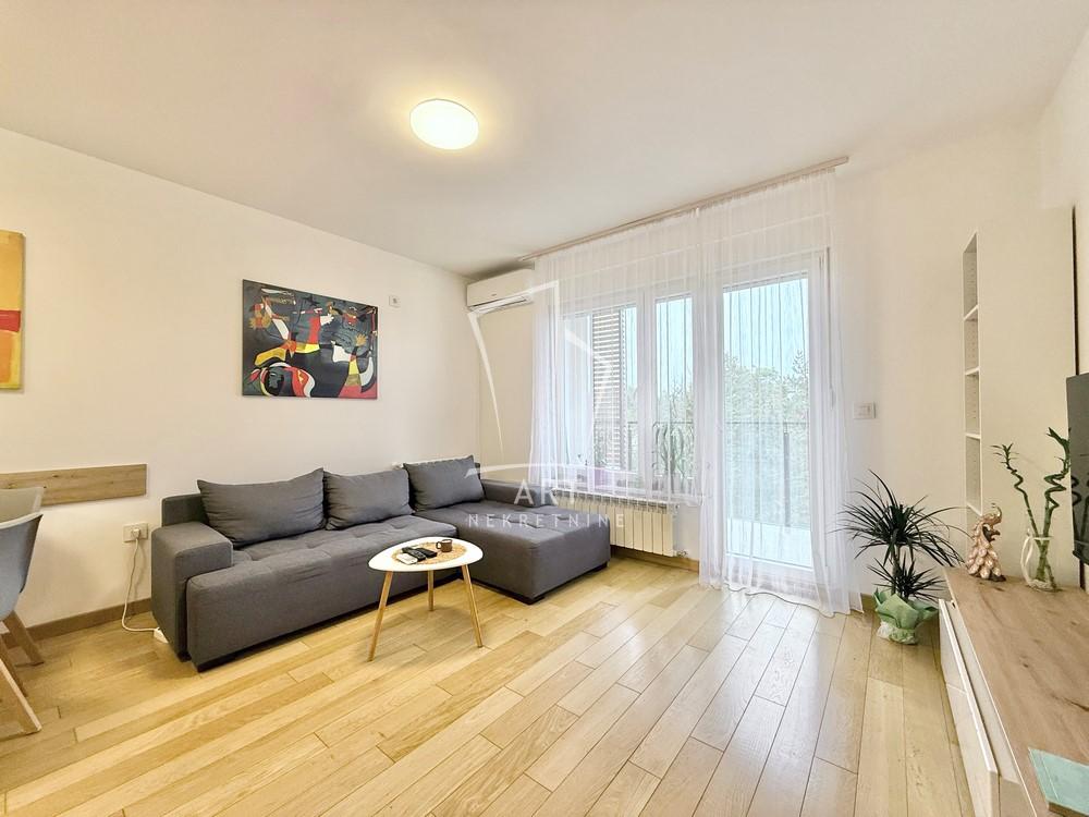 Stan na prodaju u Beogradu, Zemun, dvosoban, 52m2, cena 225000 evra