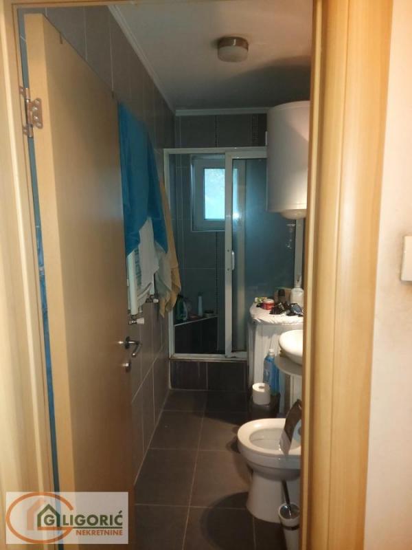 Stan na prodaju u Beogradu, Karaburma, trosoban, 90m2, cena 129000 evra
