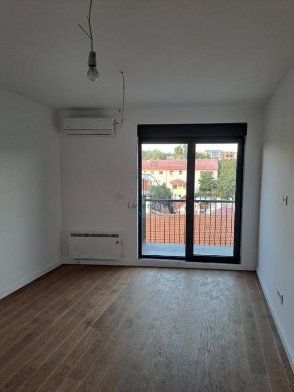 Stan na prodaju u Beogradu, Cvetkova pijaca, dvoiposoban, 60m2, cena 165000 evra