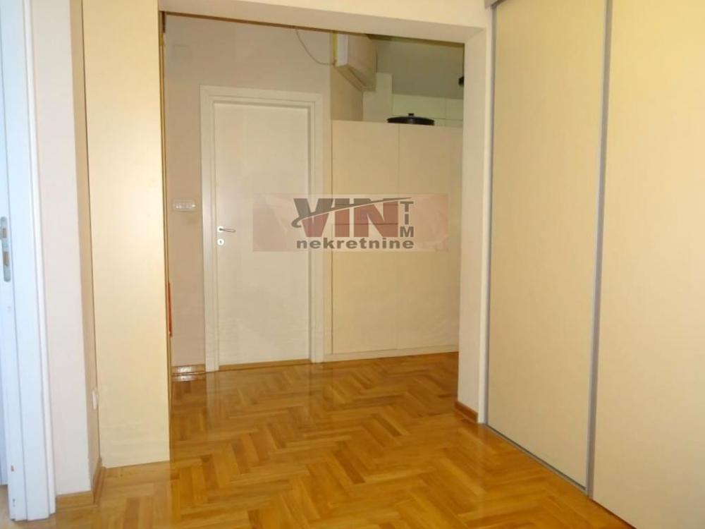 Stan na prodaju u Beogradu, Đeram pijaca, cetvorosoban, 94m2, cena 355000 evra