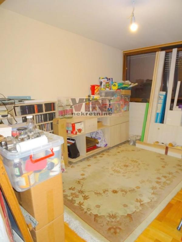 Stan na prodaju u Beogradu, Đeram pijaca, cetvorosoban, 94m2, cena 355000 evra