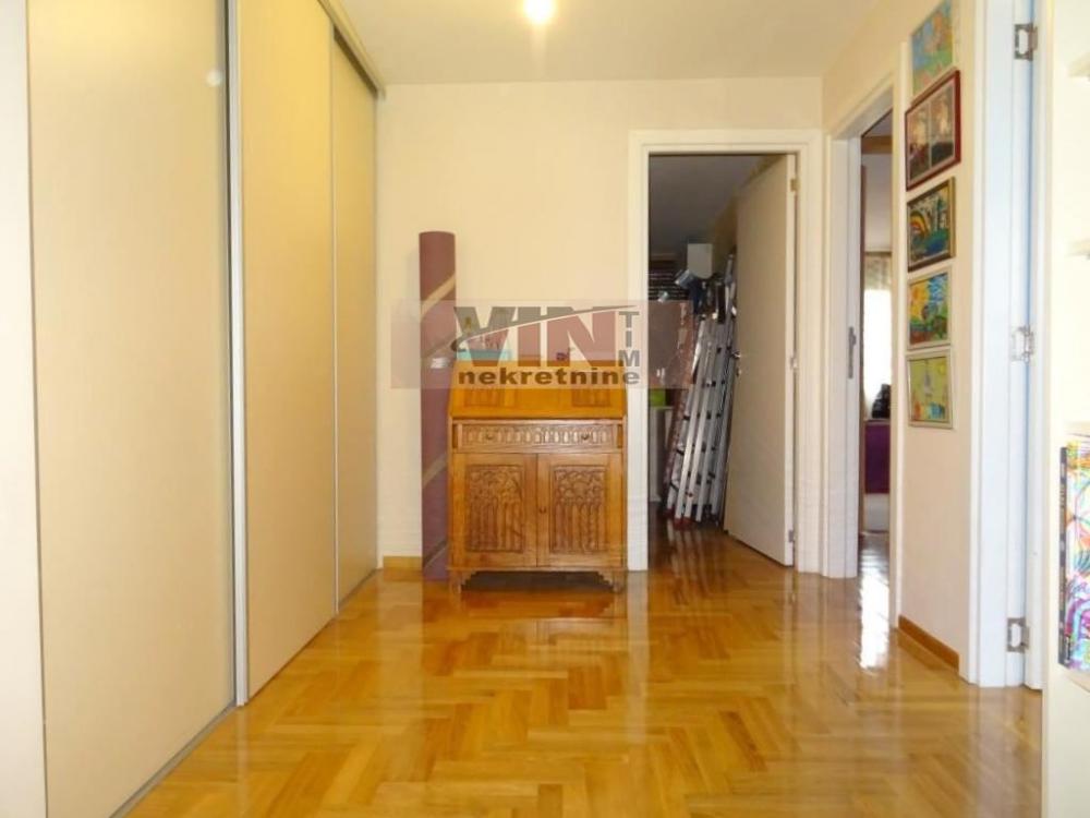 Stan na prodaju u Beogradu, Đeram pijaca, cetvorosoban, 94m2, cena 355000 evra