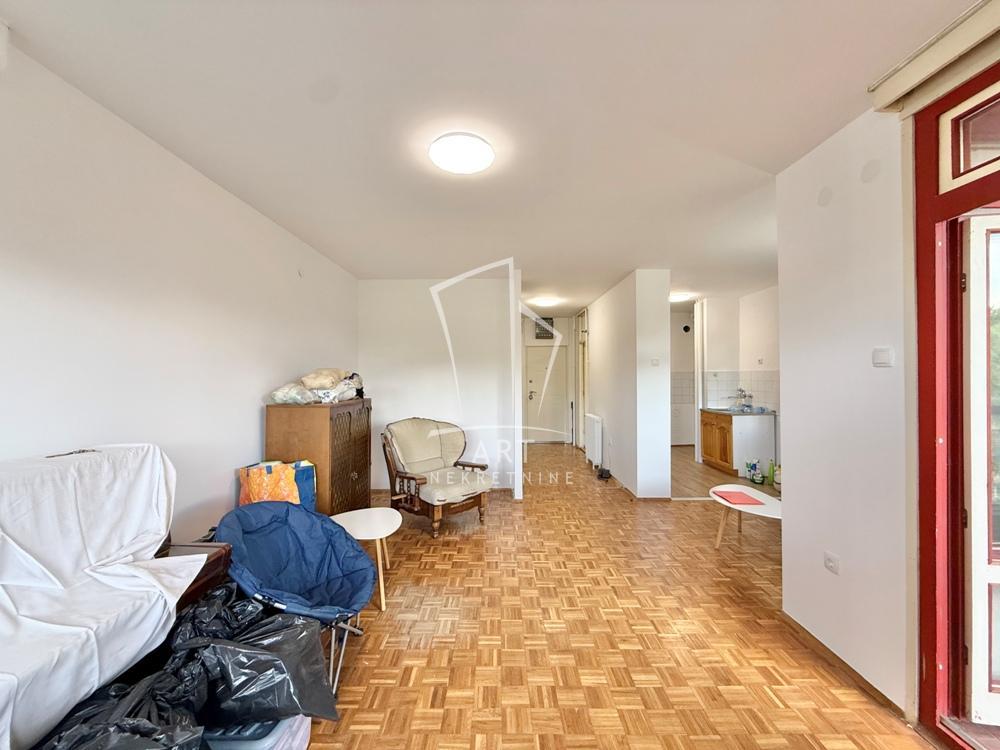 Stan na prodaju u Beogradu, Banjica, trosoban, 82m2, cena 246000 evra