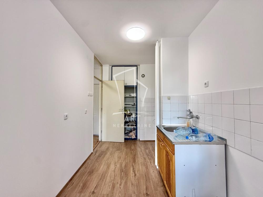 Stan na prodaju u Beogradu, Banjica, trosoban, 82m2, cena 260000 evra