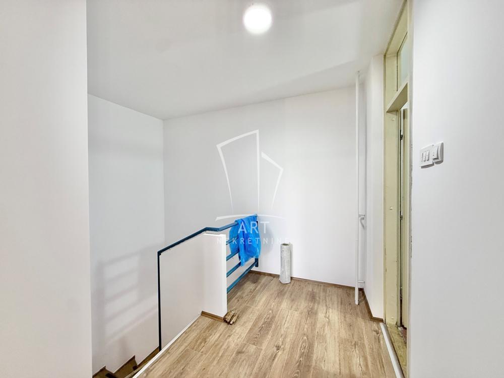 Stan na prodaju u Beogradu, Banjica, trosoban, 82m2, cena 260000 evra