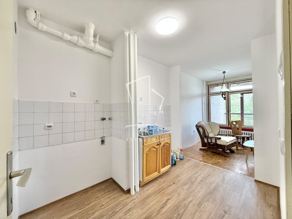Stan na prodaju u Beogradu, Banjica, trosoban, 82m2, cena 260000 evra
