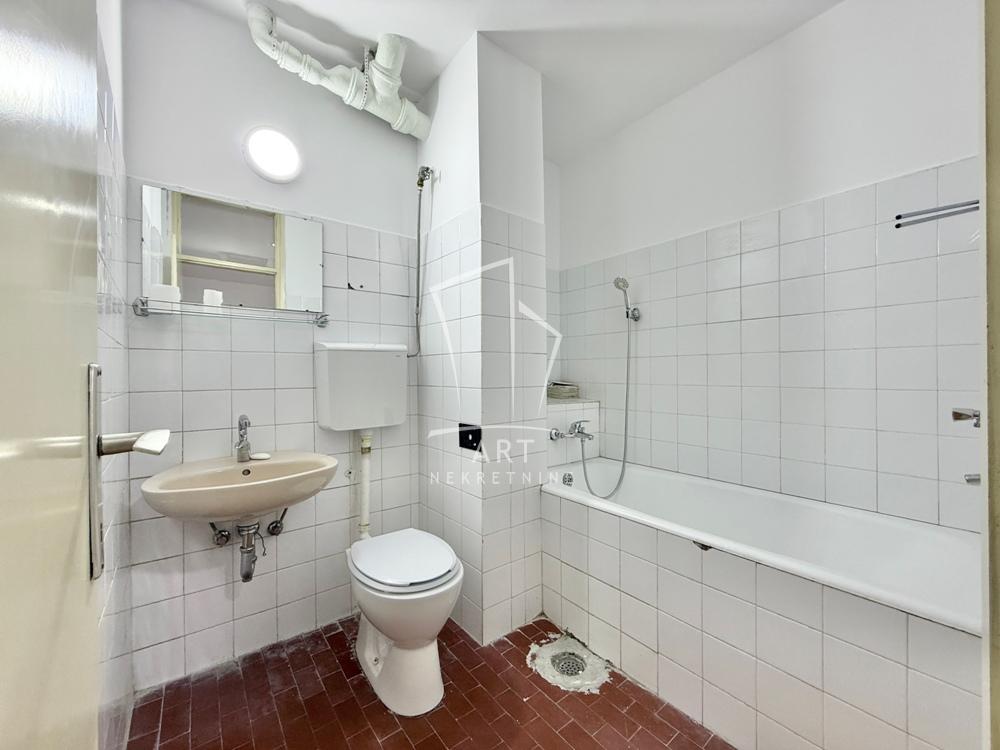 Stan na prodaju u Beogradu, Banjica, trosoban, 82m2, cena 260000 evra