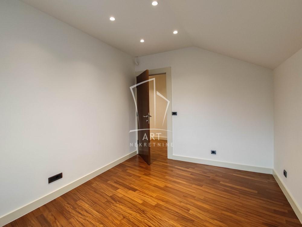 Stan na prodaju u Beogradu, Banovo brdo, cetvorosoban, 130m2, cena 459000 evra