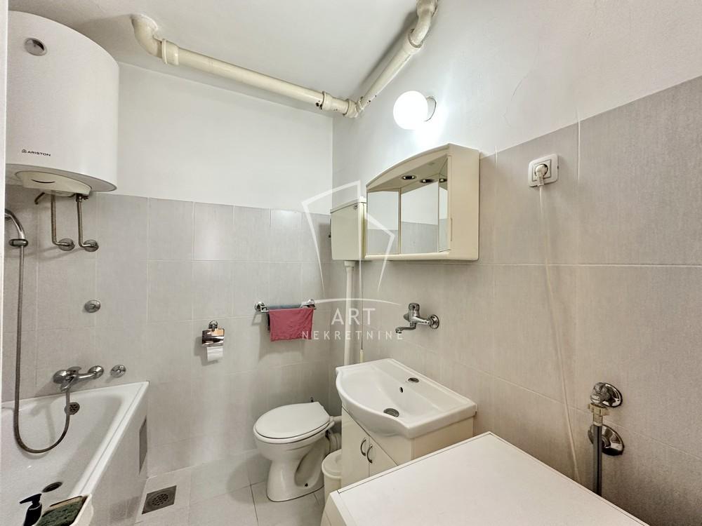 Stan na prodaju u Beogradu, Novi Beograd blok 70 (Kineski TC), dvosoban, 67m2, cena 202000 evra