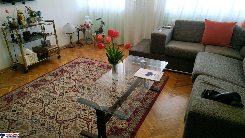 Stan na prodaju u Beogradu, Novi Beograd blok 33 (Genex kula), troiposoban, 90m2, cena 269900 evra