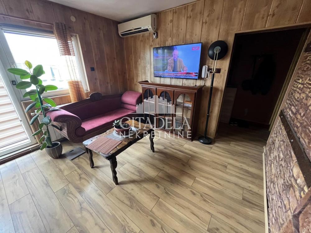 Stan na prodaju u Beogradu, Borča, cetvorosoban, 72m2, cena 136000 evra