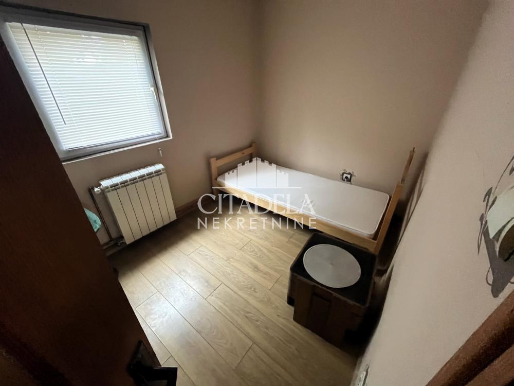 Stan na prodaju u Beogradu, Borča, cetvorosoban, 72m2, cena 136000 evra