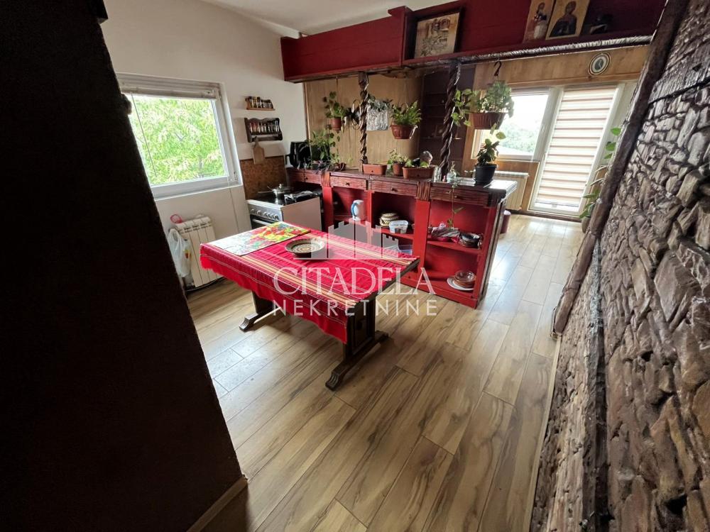 Stan na prodaju u Beogradu, Borča, cetvorosoban, 72m2, cena 136000 evra
