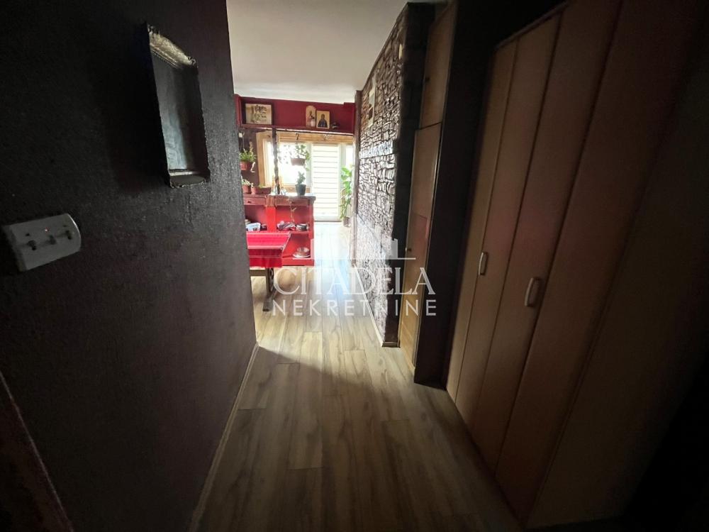Stan na prodaju u Beogradu, Borča, cetvorosoban, 72m2, cena 136000 evra