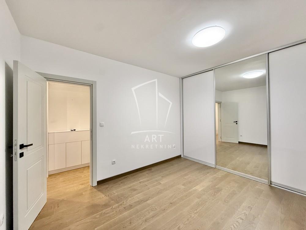 Stan na prodaju u Beogradu, Banovo brdo, trosoban, 81m2, cena 295000 evra