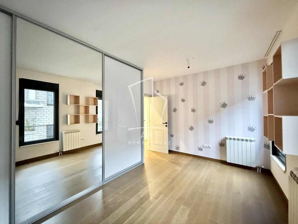 Stan na prodaju u Beogradu, Banovo brdo, trosoban, 81m2, cena 295000 evra
