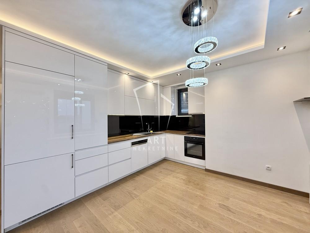 Stan na prodaju u Beogradu, Banovo brdo, trosoban, 81m2, cena 295000 evra