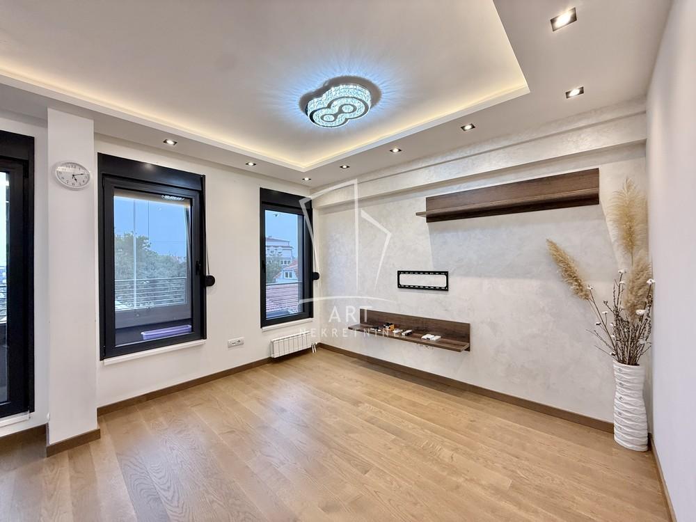 Stan na prodaju u Beogradu, Banovo brdo, trosoban, 81m2, cena 295000 evra