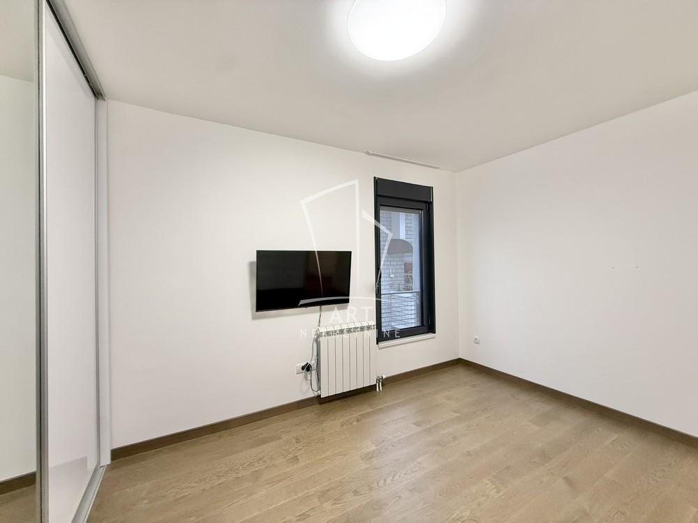 Stan na prodaju u Beogradu, Banovo brdo, trosoban, 81m2, cena 295000 evra