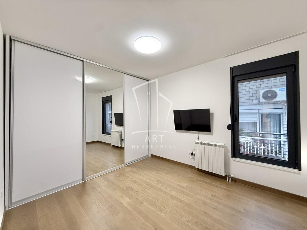 Stan na prodaju u Beogradu, Banovo brdo, trosoban, 81m2, cena 295000 evra