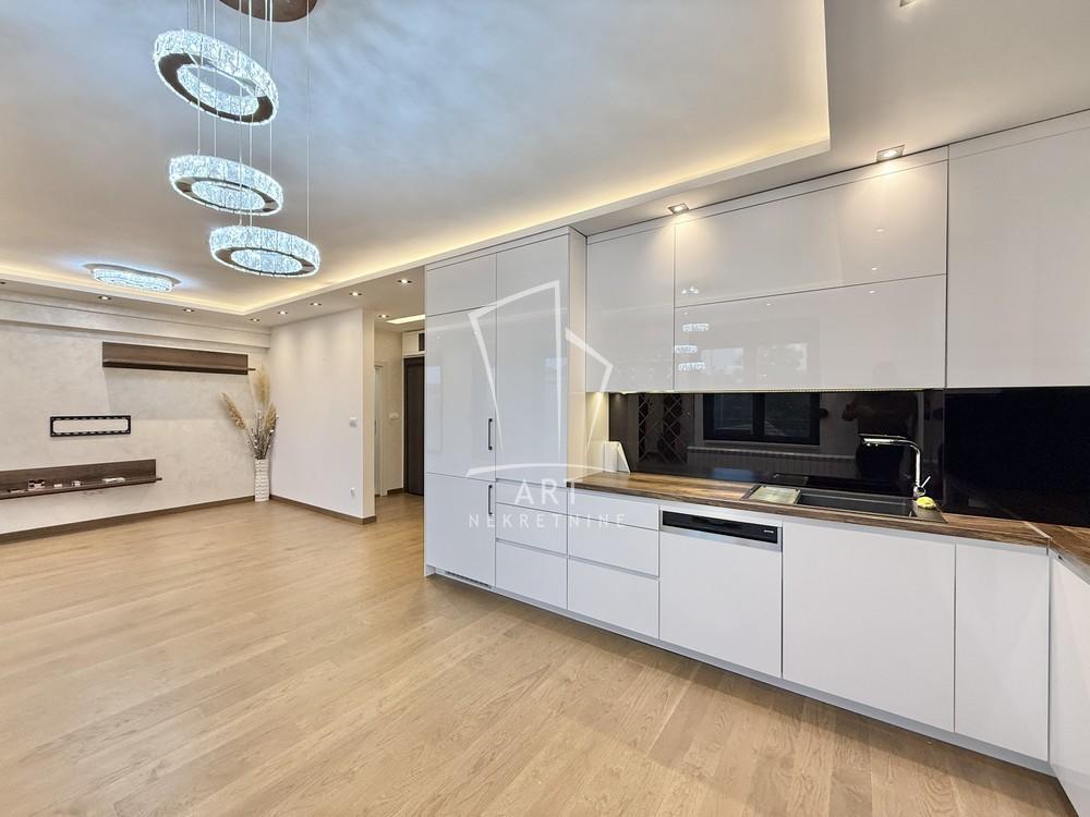 Stan na prodaju u Beogradu, Banovo brdo, trosoban, 81m2, cena 295000 evra