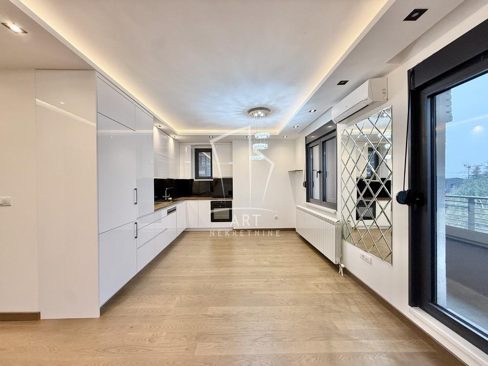 Stan na prodaju u Beogradu, Banovo brdo, trosoban, 81m2, cena 295000 evra