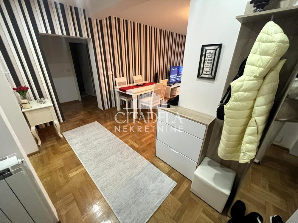 Stan na prodaju u Beogradu, Zvezdara, dvoiposoban, 64m2, cena 240000 evra