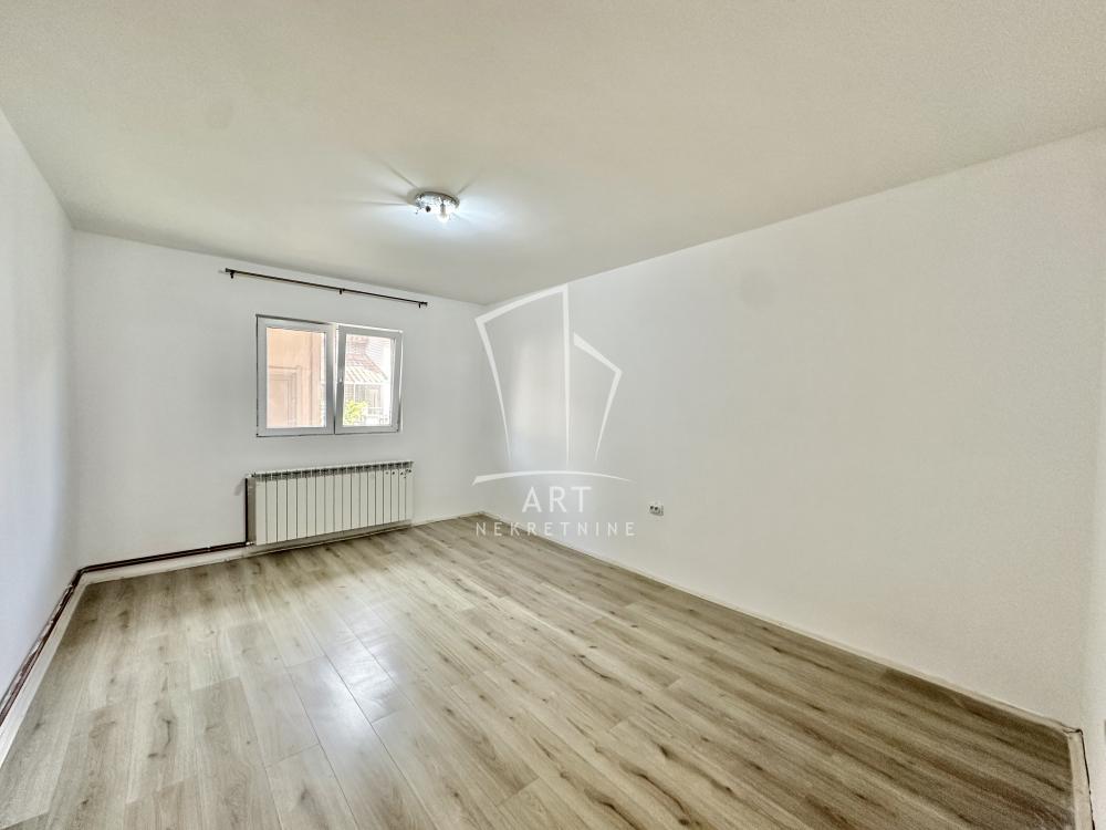 Stan na prodaju u Beogradu, Borča, trosoban, 76m2, cena 113000 evra