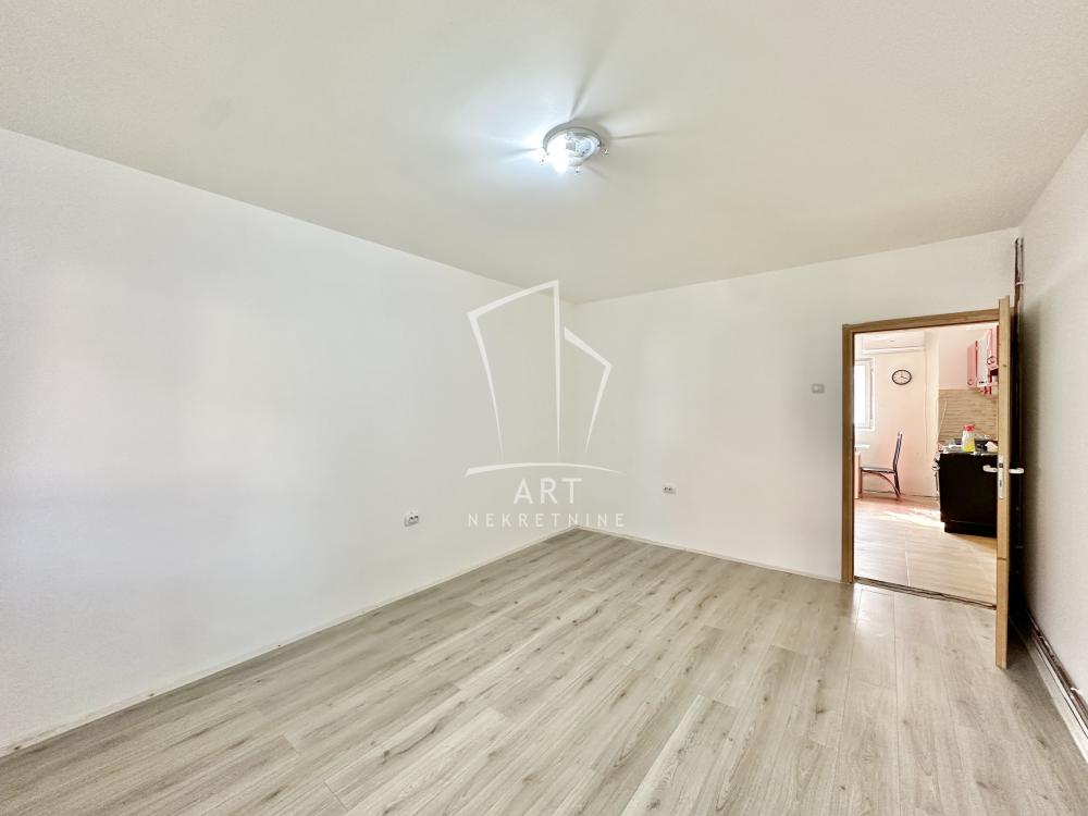 Stan na prodaju u Beogradu, Borča, trosoban, 76m2, cena 113000 evra