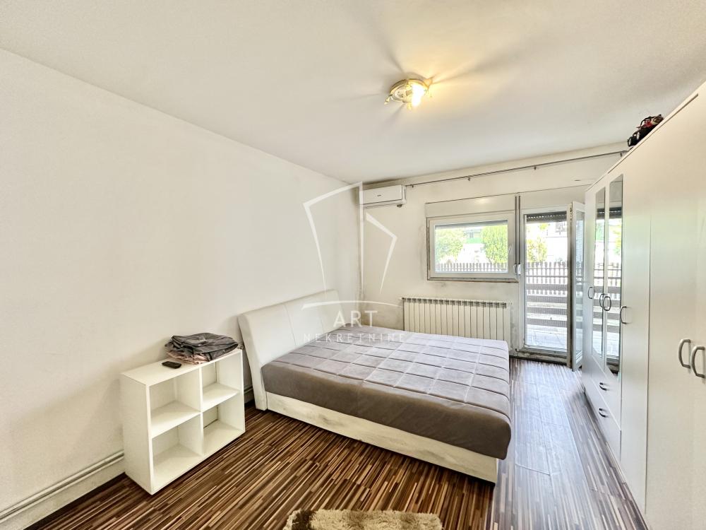 Stan na prodaju u Beogradu, Borča, trosoban, 76m2, cena 113000 evra
