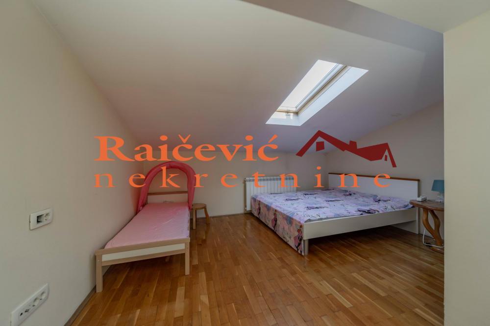 Stan na prodaju u Beogradu, Đeram pijaca, cetvorosoban, 160m2, cena 380000 evra