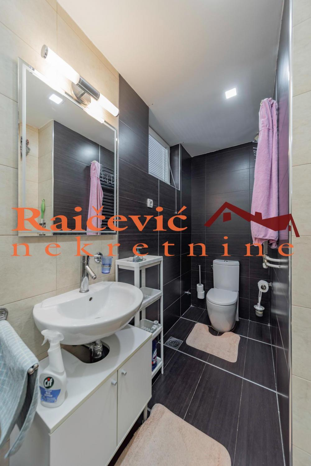 Stan na prodaju u Beogradu, Đeram pijaca, cetvorosoban, 160m2, cena 380000 evra