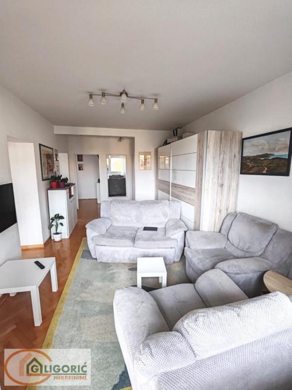 Stan na prodaju u Beogradu, Karaburma, trosoban, 60m2, cena 175000 evra