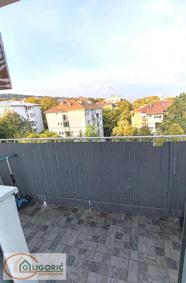 Stan na prodaju u Beogradu, Karaburma, trosoban, 60m2, cena 175000 evra