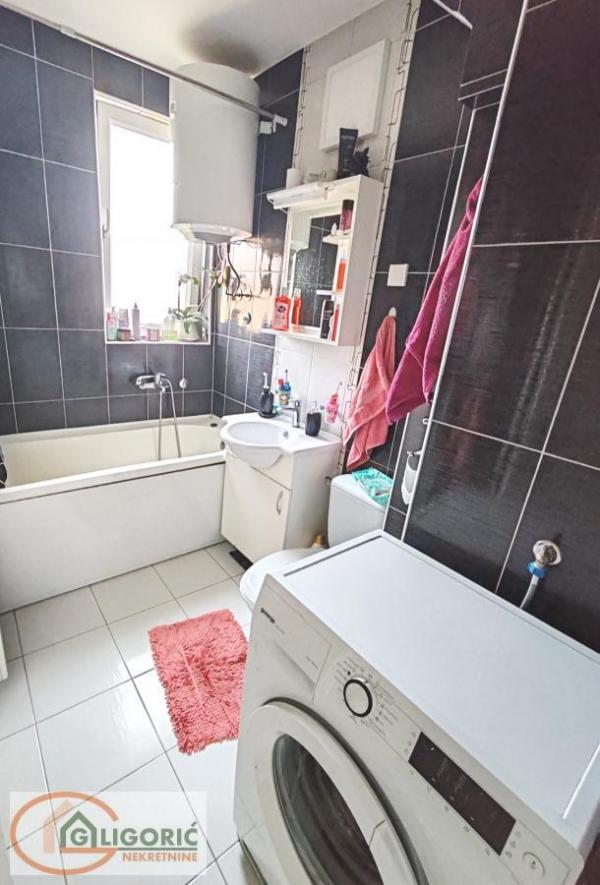 Stan na prodaju u Beogradu, Karaburma, trosoban, 60m2, cena 175000 evra