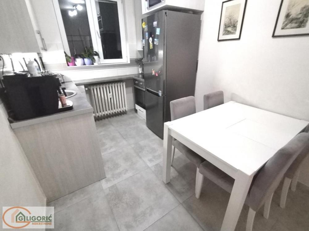 Stan na prodaju u Beogradu, Karaburma, trosoban, 60m2, cena 175000 evra