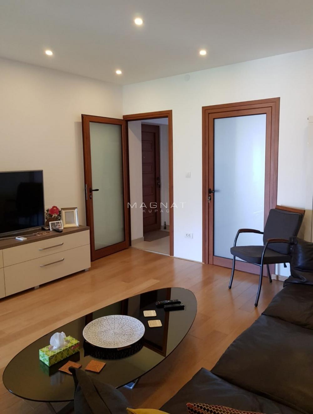 Stan na prodaju u Beogradu, Savski venac, dvoiposoban, 69m2, cena 325000 evra