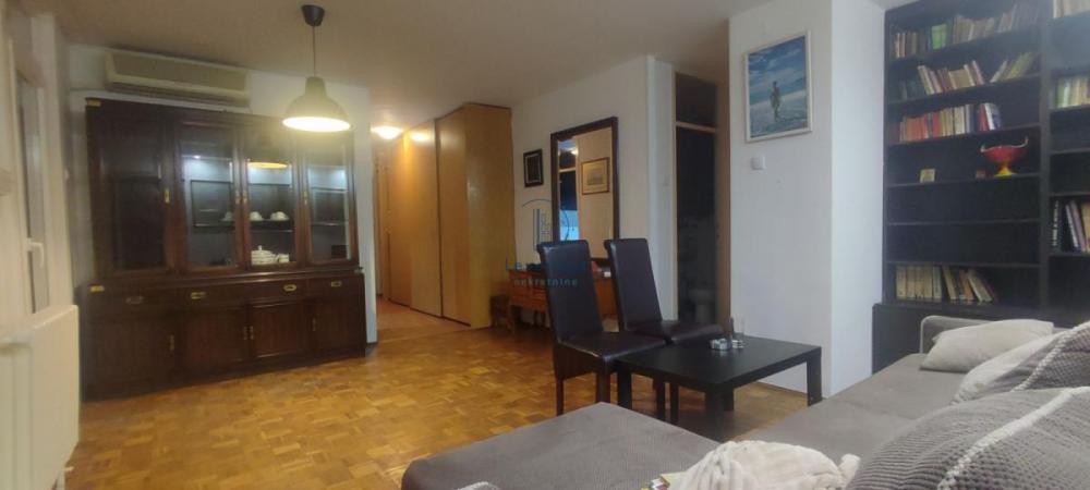 Stan na prodaju u Beogradu, Novi Beograd blok 34 (Studentski grad), trosoban, 86m2, cena 279900 evra