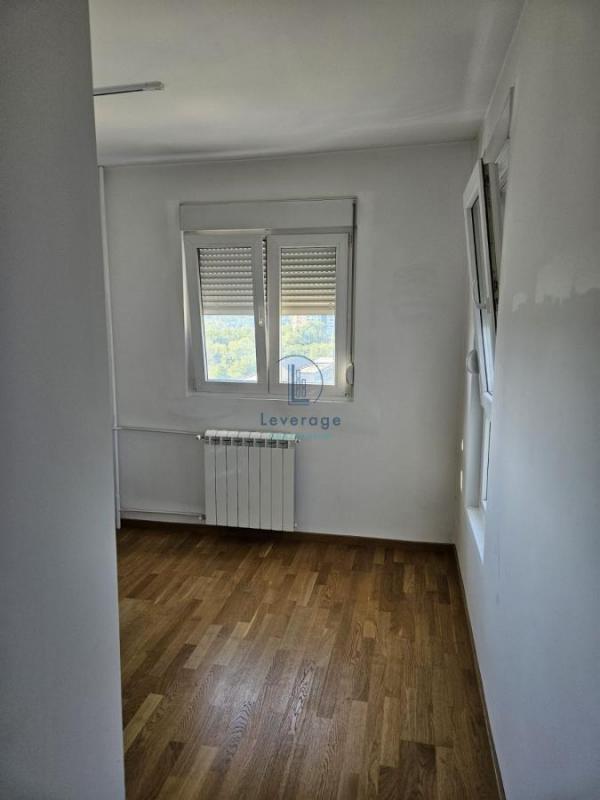 Stan na prodaju u Beogradu, Novi Beograd blok 28 (Potkovica), cetvorosoban, 75m2, cena 298500 evra