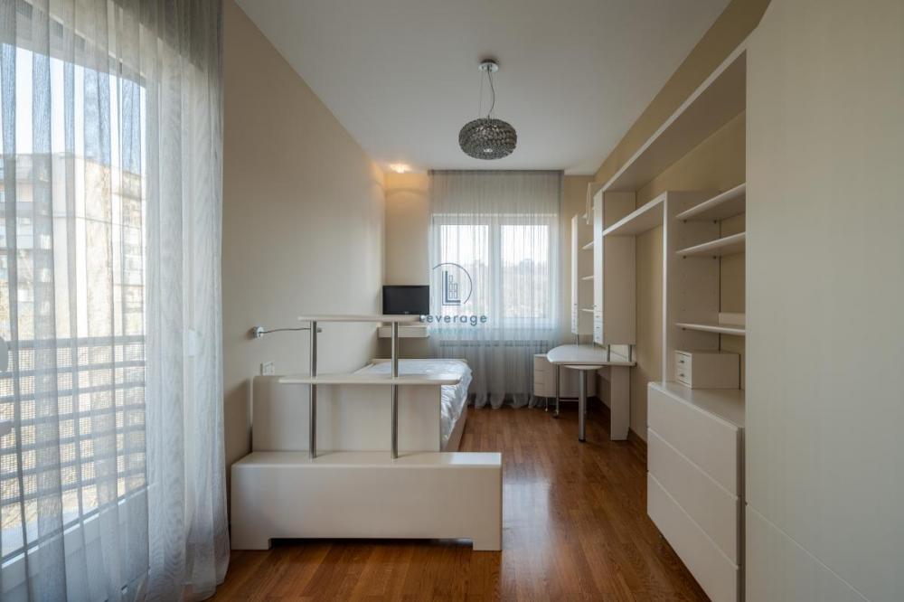 Stan na prodaju u Beogradu, Banovo brdo, 220m2, cena 699000 evra
