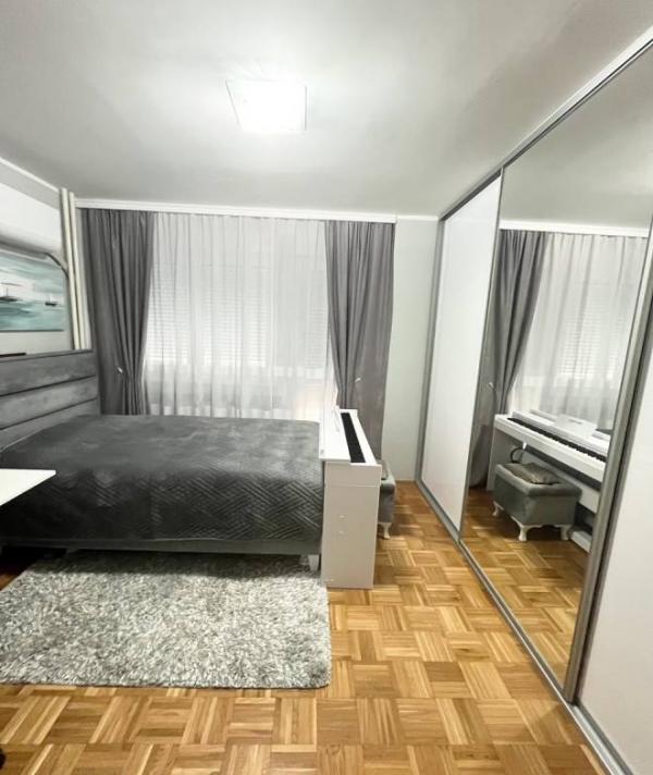 Stan na prodaju u Beogradu, Novi Beograd, trosoban, 67m2, cena 235000 evra