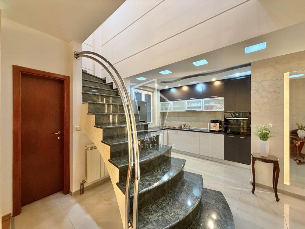 Stan na prodaju u Beogradu, Zvezdara, cetvorosoban, 102m2, cena 500000 evra