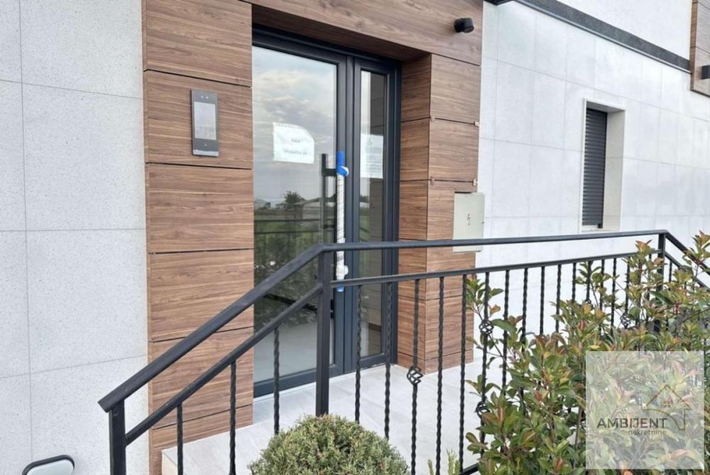 Stan na prodaju u Beogradu, Surčin, dvoiposoban, 50m2, cena 142500 evra